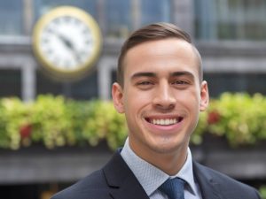 Comment devenir plus beau : dents blanchies, barbe taillée, coupe, tenue, tout est dans les détails
